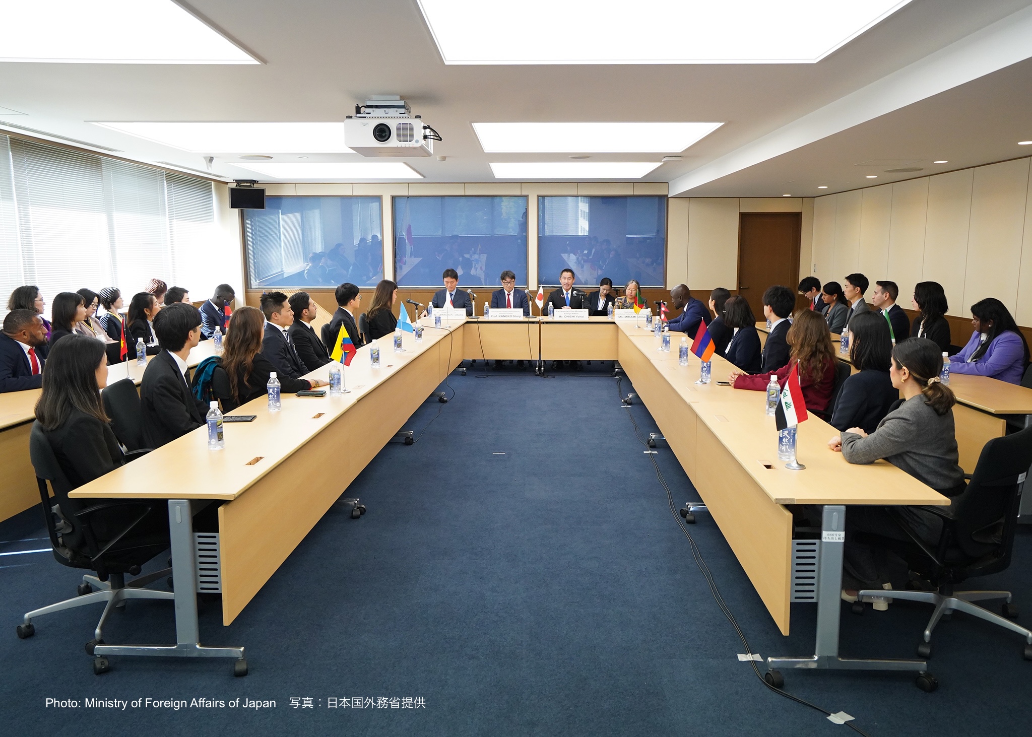 令和7年度 外務省委託 平和構築・開発におけるグローバル人材育成事業の「プライマリー・コース」の国内外からの参加者24名は、大西洋平外務大臣政務官を表敬訪問しました。