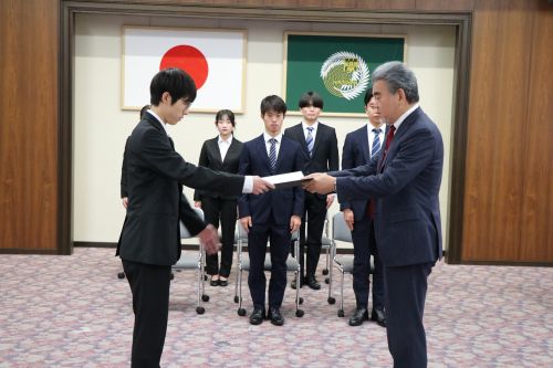 受賞者代表(理学部2年生)と越智学長