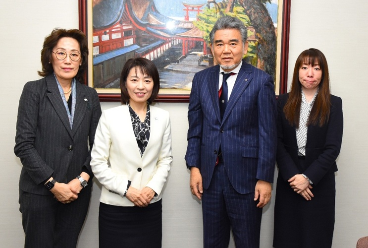 左から田中理事・副学長、横田知事、越智学長、北原局長