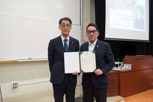 野村氏に「特別招聘教授」の称号記を贈呈